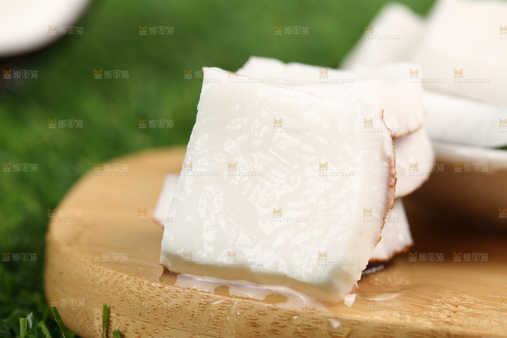 木底上放着切块的椰肉