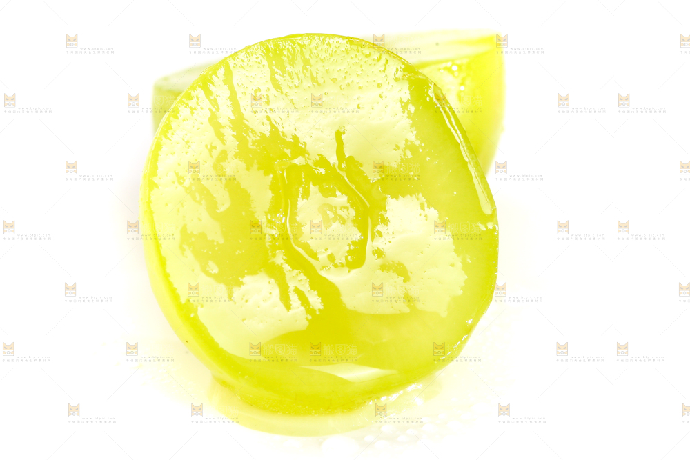 白底上放着切开的阳光玫瑰葡萄