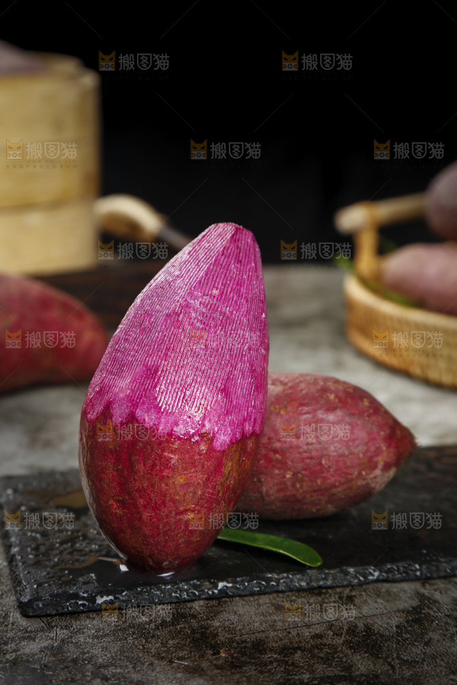 黑石板上的紫薯