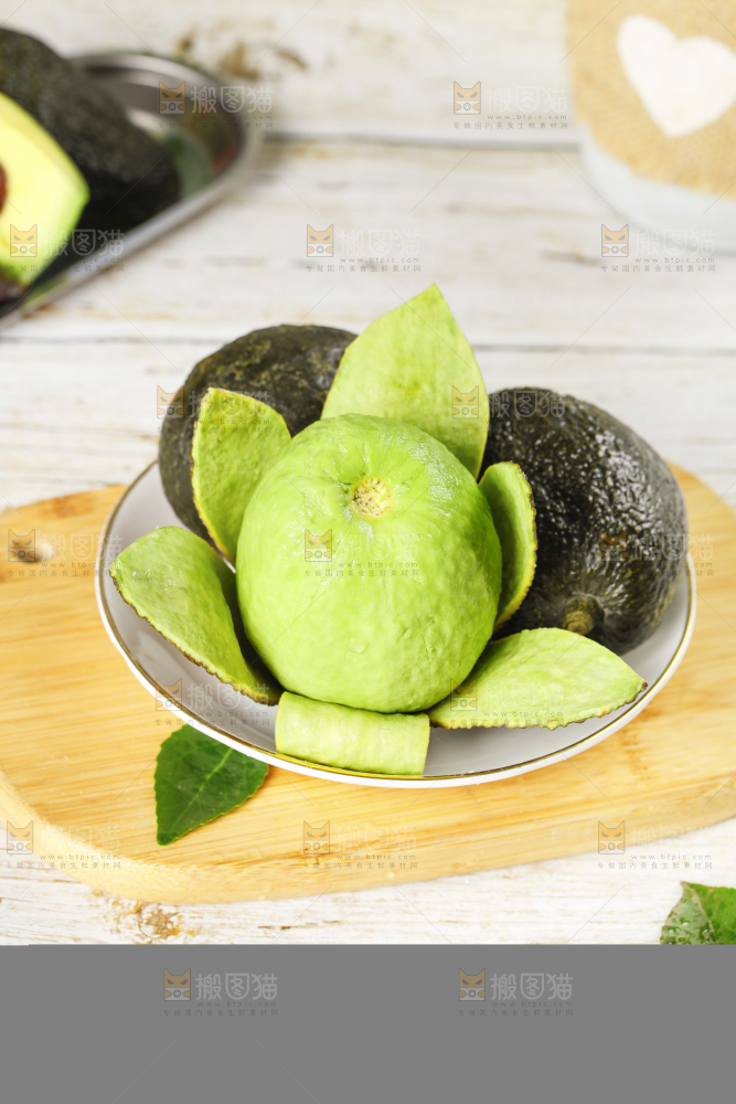 木板上放着一盘进口牛油果