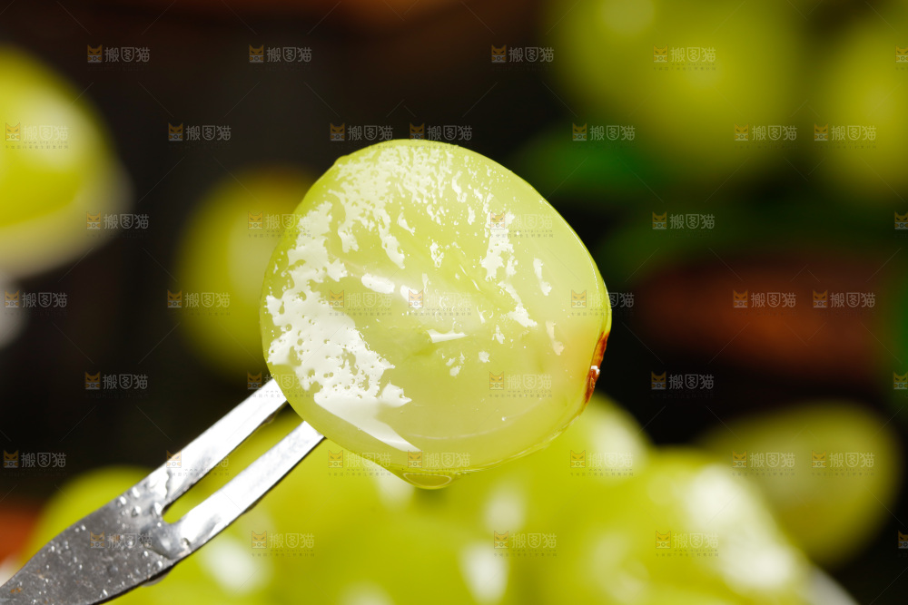 叉子里叉着葡萄果肉