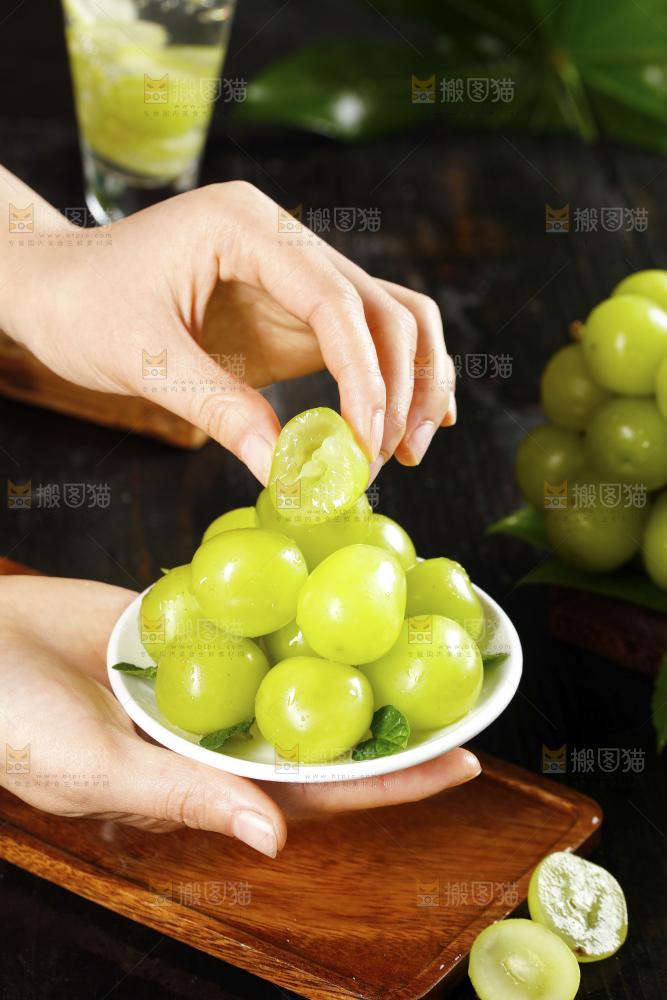 手里端着一碟晴王青提