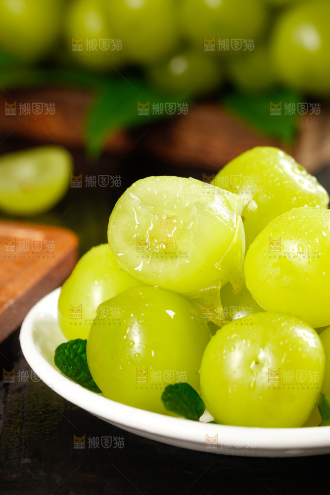 黑底上放着一盘阳光玫瑰葡萄