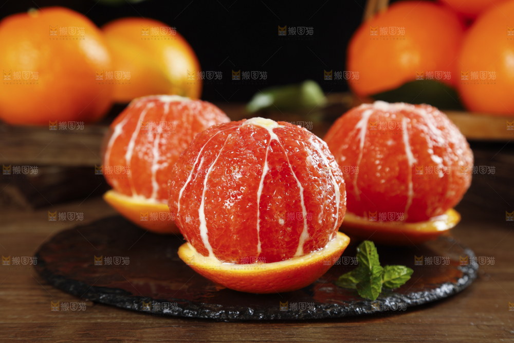 黑石板上放着赣南血橙