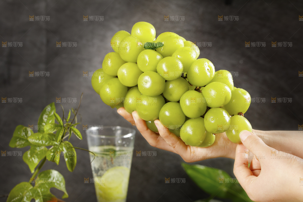 手拿一串阳光玫瑰