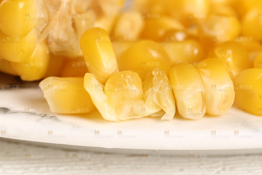 盘子里的甜糯玉米