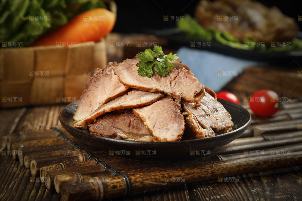 竹底上放着一盘切片的酱牛肉