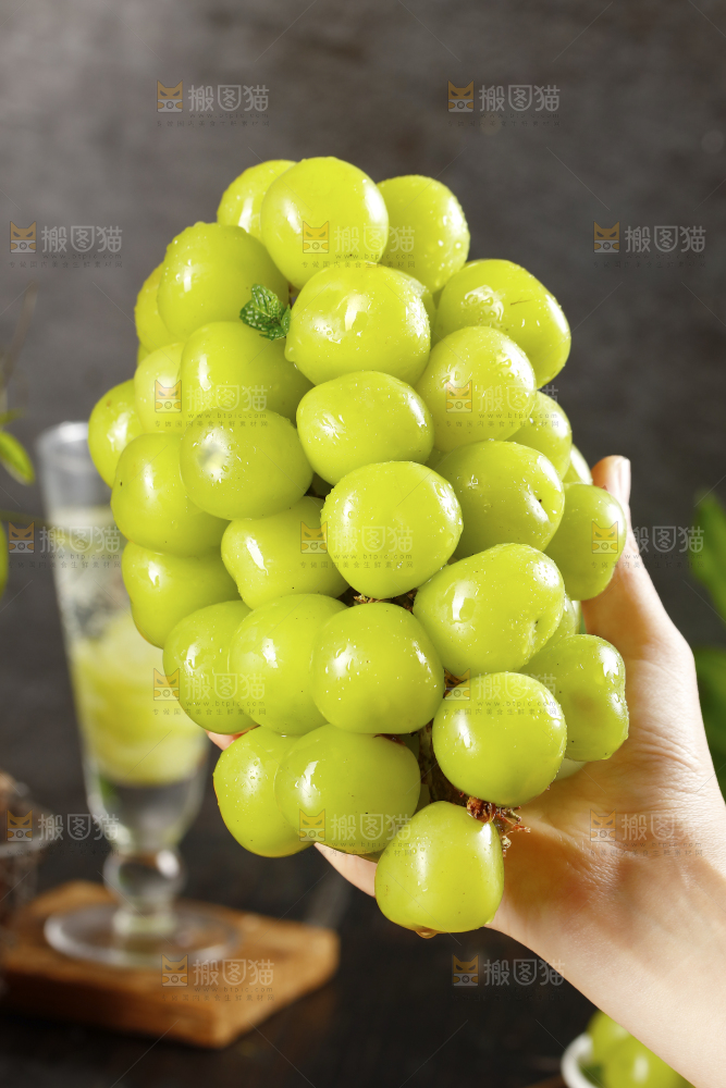 手拿一串阳光玫瑰