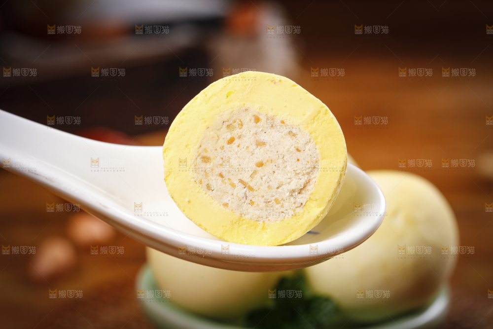 勺子上舀着黄米汤圆