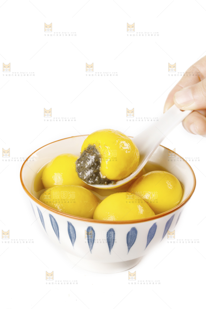 白底上放着一碗黑芝麻馅汤圆