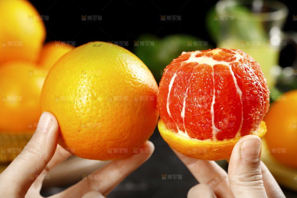 手里拿着赣南血橙