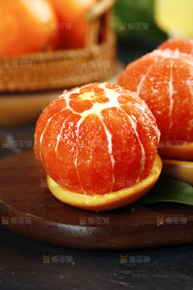 木板上放着血橙果肉