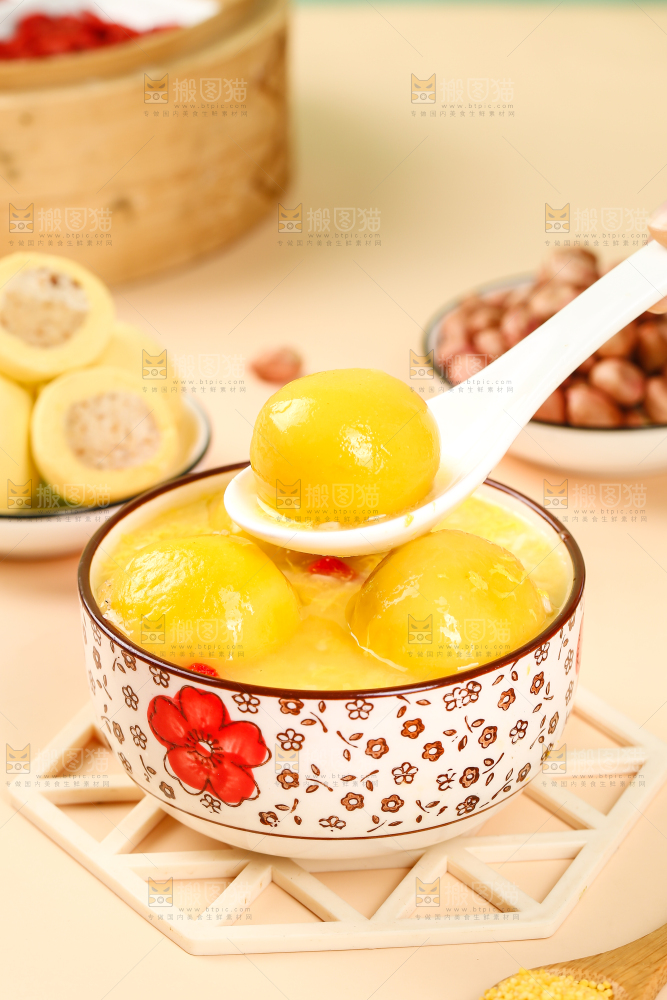 勺子里的黄米汤圆