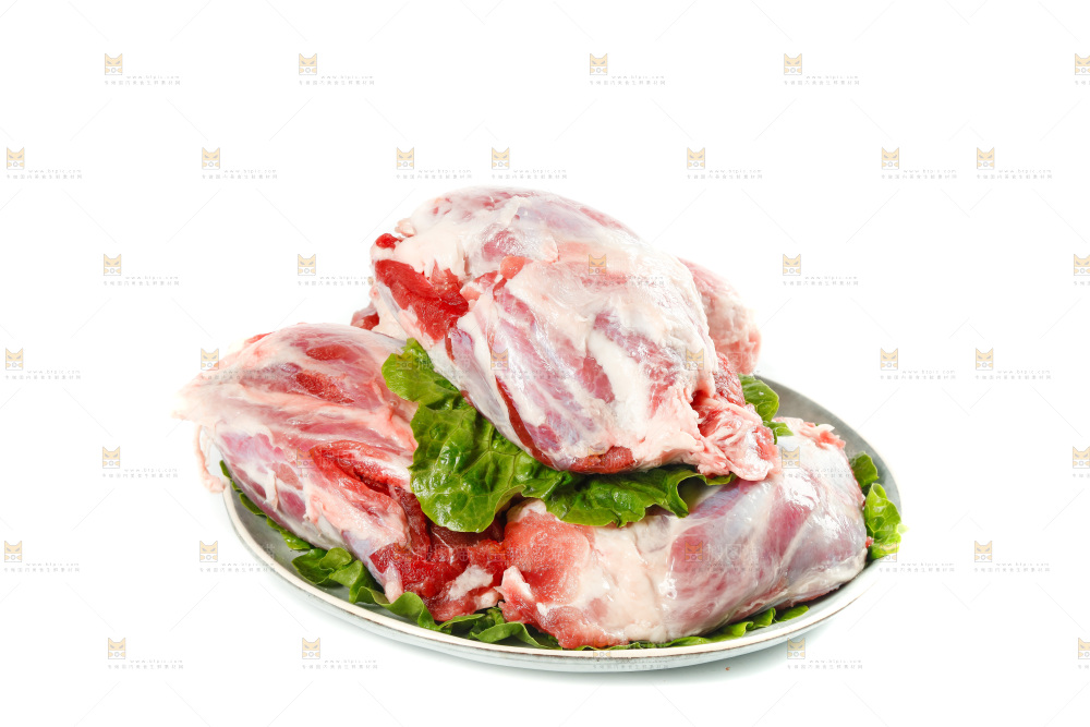 白底上放着一盘牛腱子肉