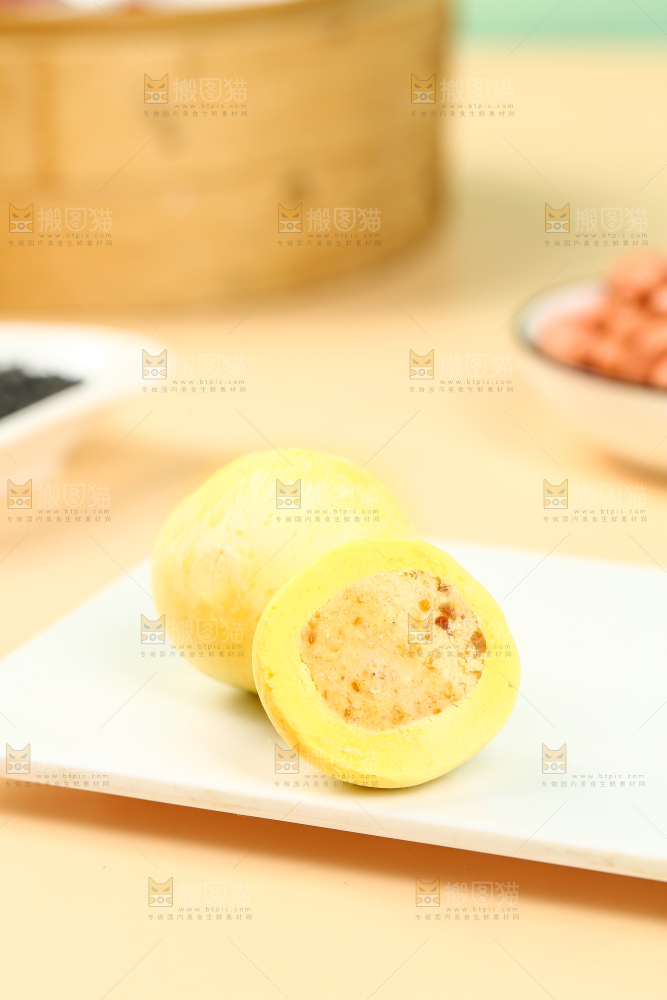 盘子上的花生馅汤圆