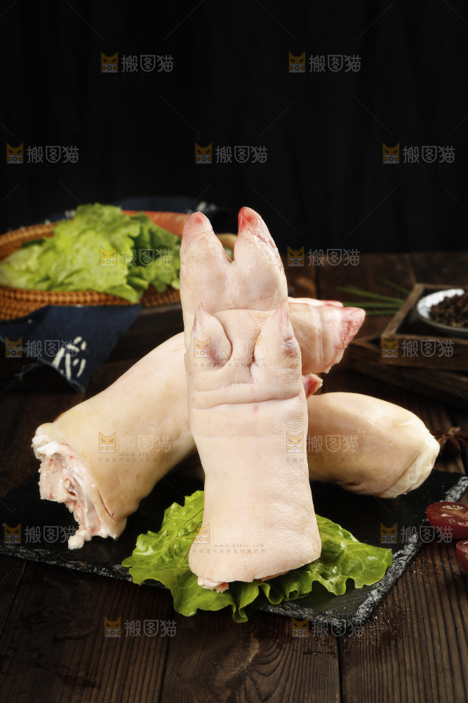 黑石板上放着猪蹄子