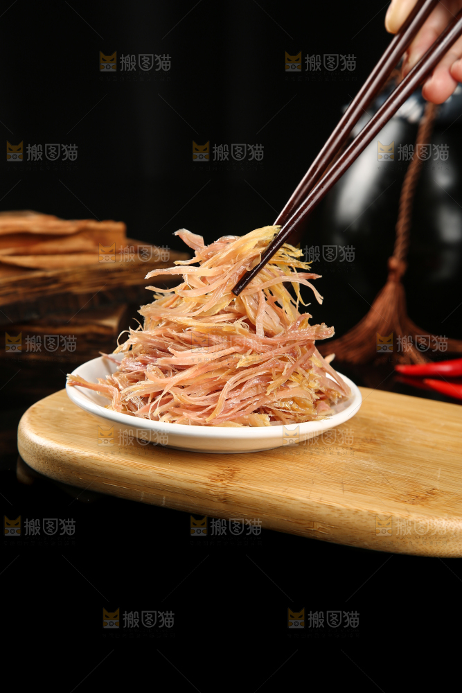 筷子上夹着鸡丝肉