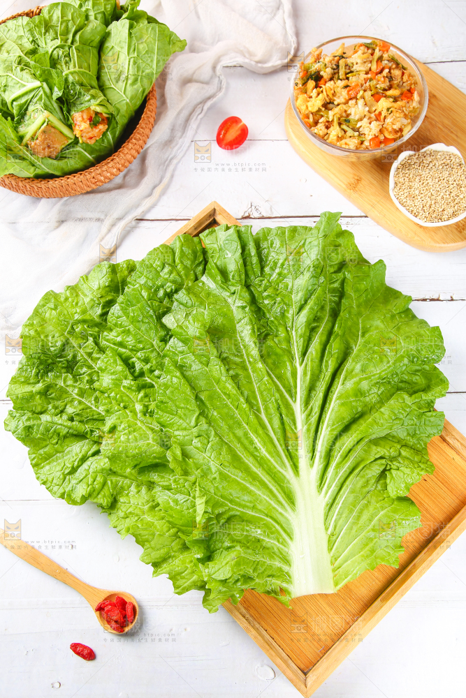 木盘里放着饭包叶