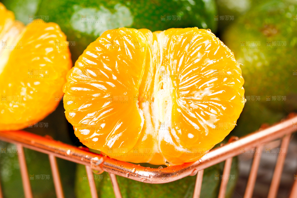 筐子里装着清香茶橘