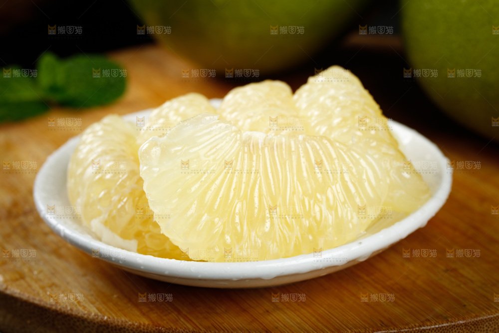 盘子里装着青葡萄柚果肉