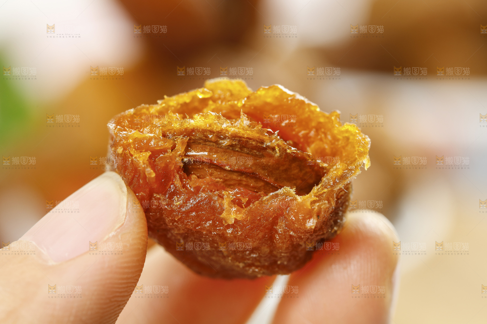 手里拿着吊干杏