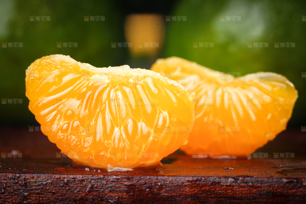 木板上放着清香蜜桔果肉
