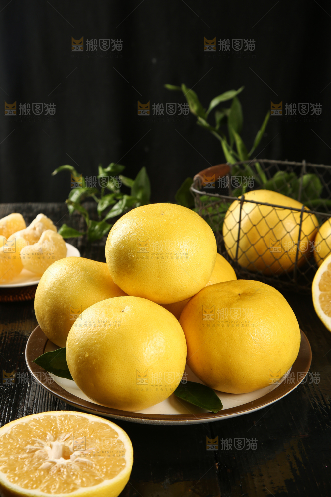 盘子里装着台湾黄金葡萄柚