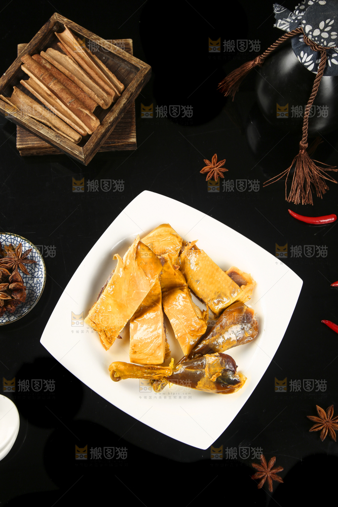 黑底上放着一盘十里风干鸡