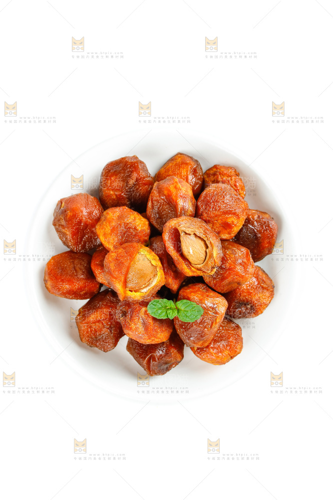 白底上放着一盘吊干杏