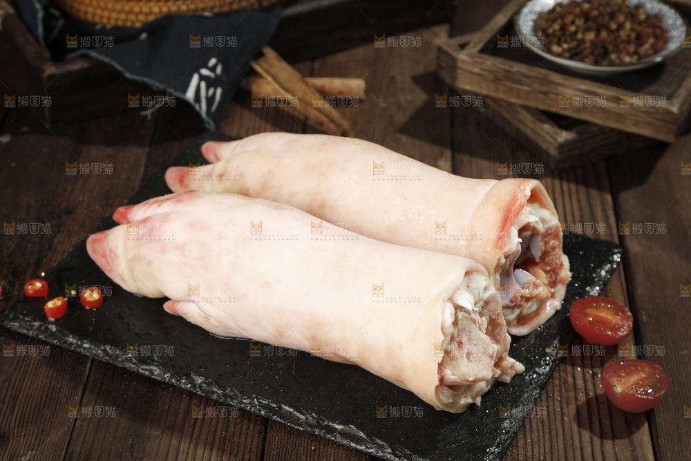 黑石板上放着猪蹄子