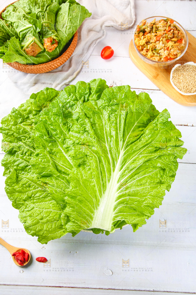 盘子里装着饭包叶