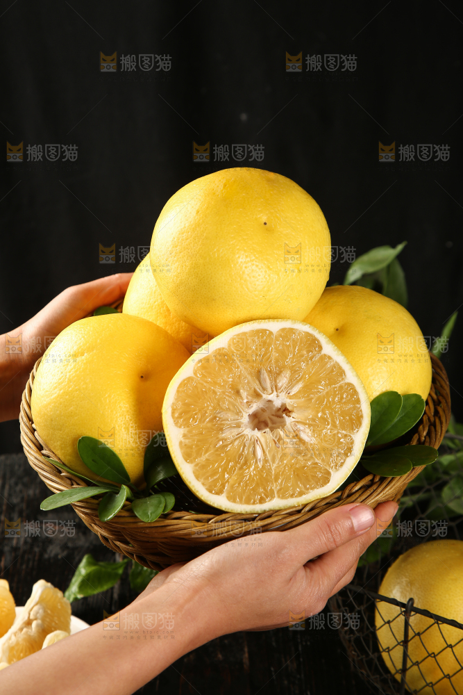 手里端着一篮台湾黄金葡萄柚