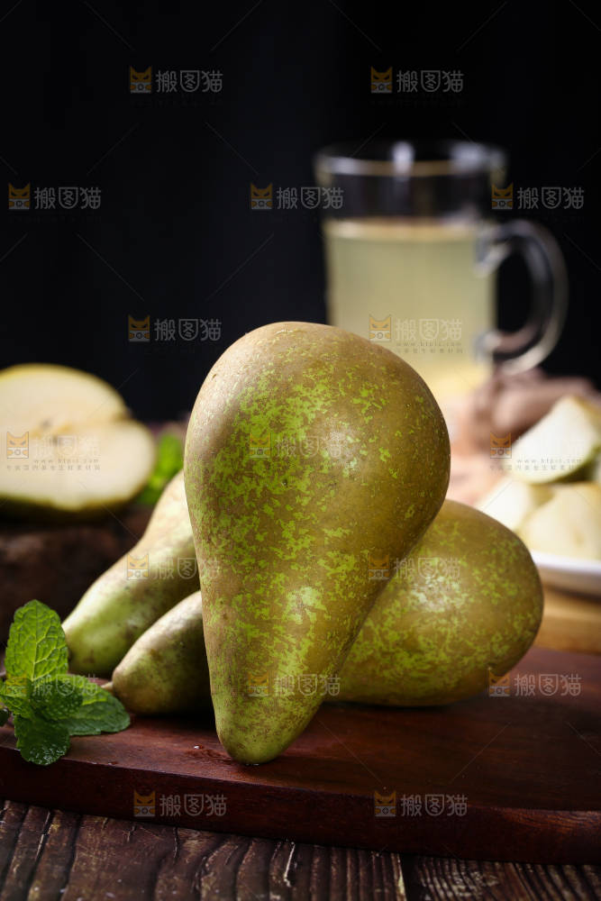 木板上放着青啤梨