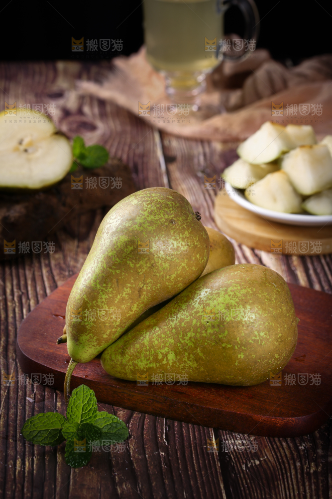 木板上放着青啤梨
