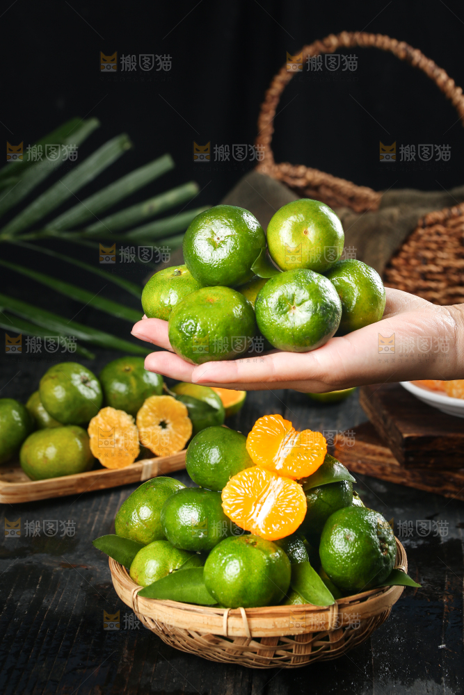 手里捧着广西清香蜜桔