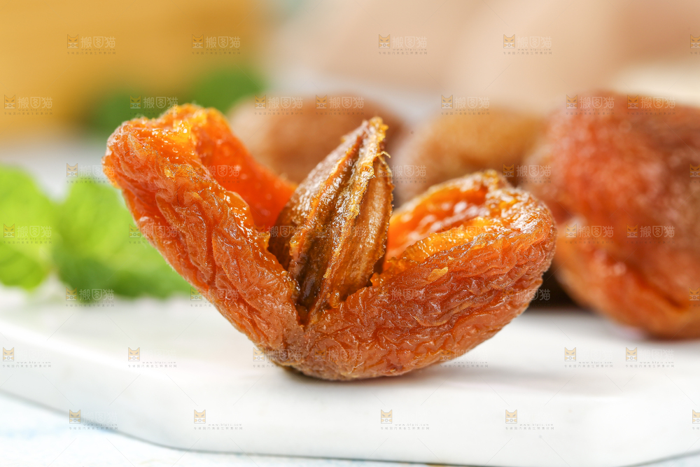 石板上放着吊干杏