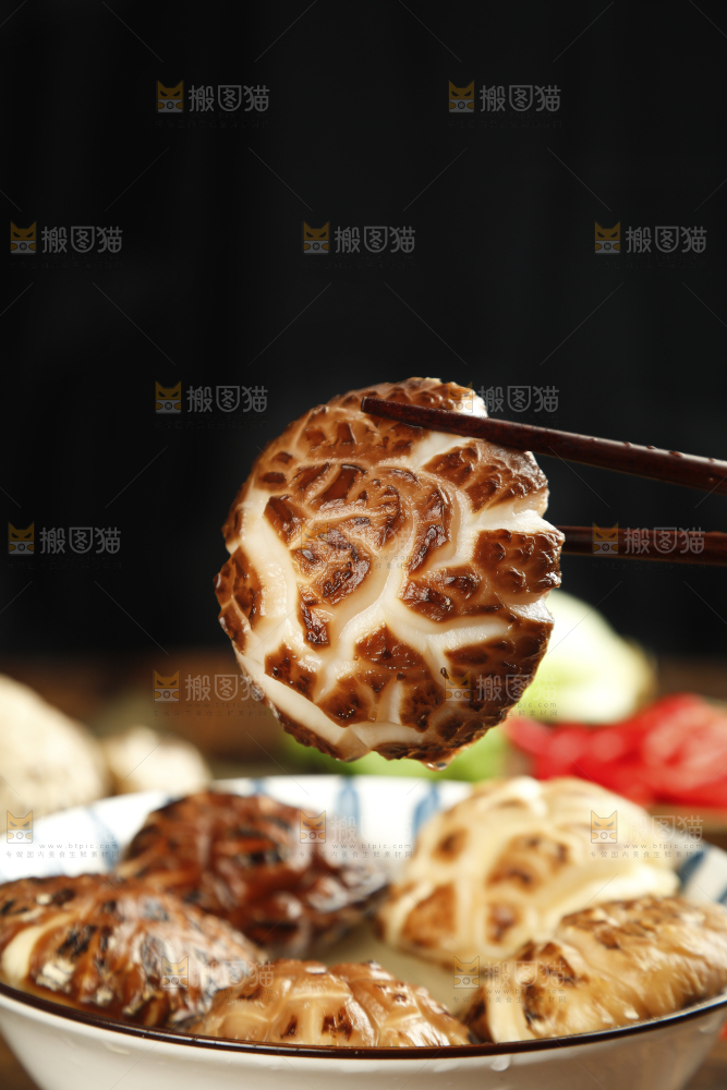 筷子上夹着冬菇