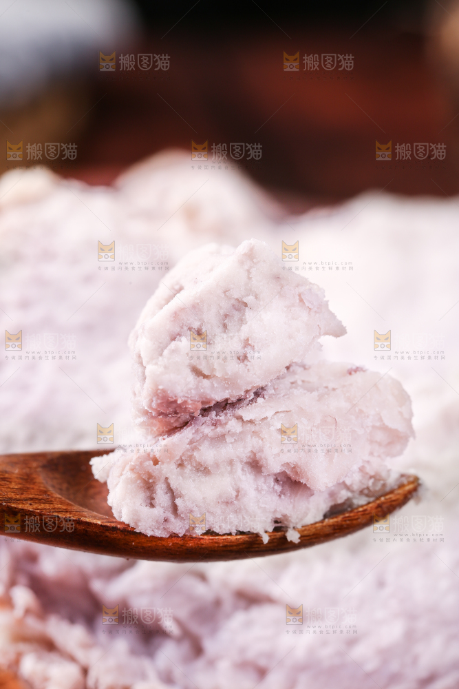 勺子上舀着芋头