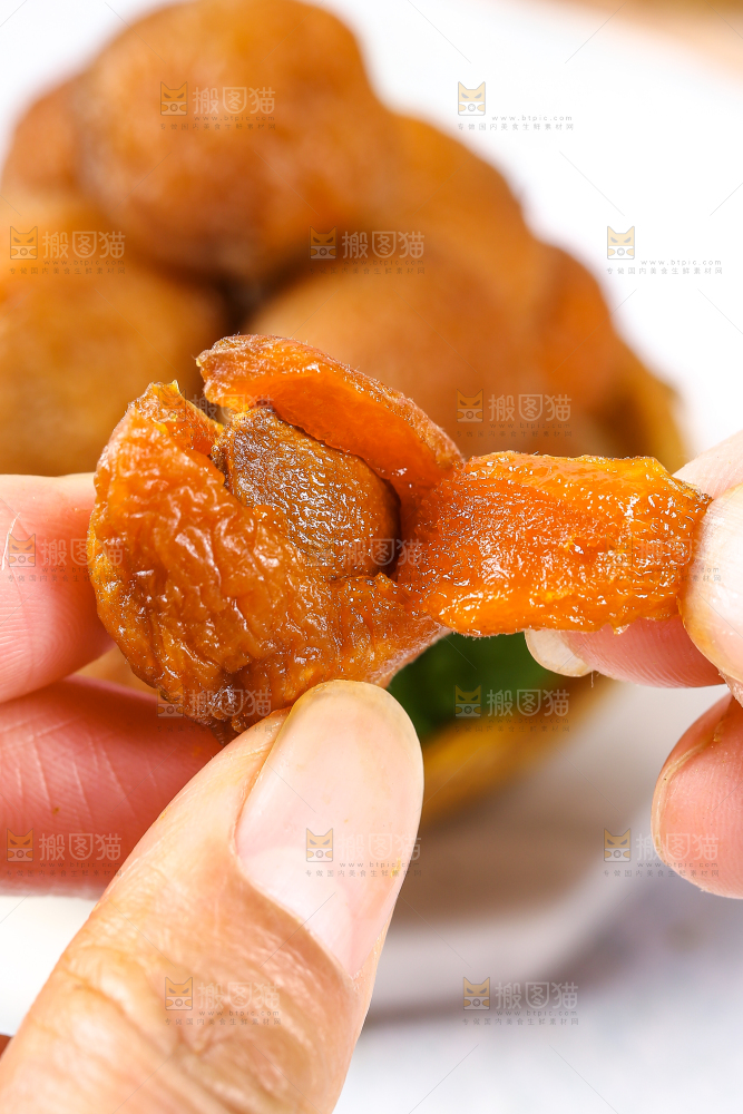 手里拿着新疆吊干杏
