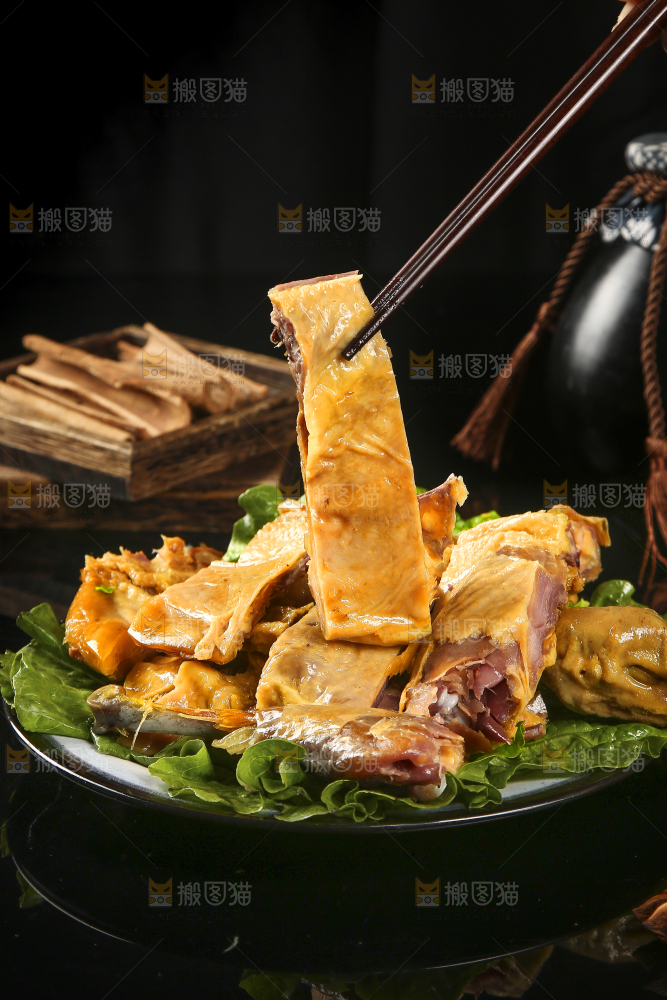 筷子上夹着风干鸡