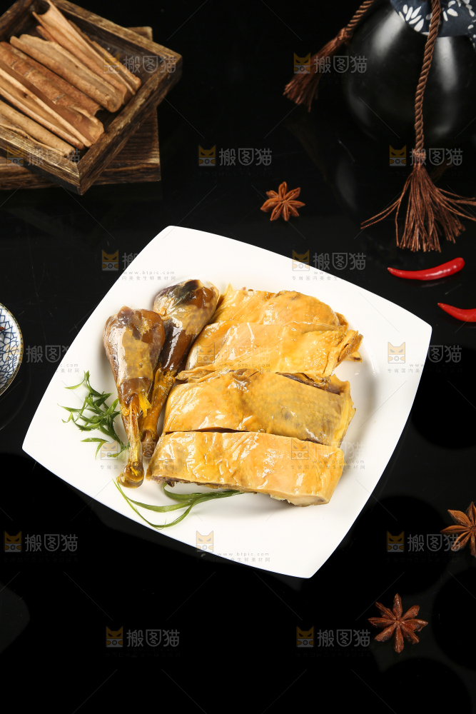 黑底上放着一盘十里风干鸡