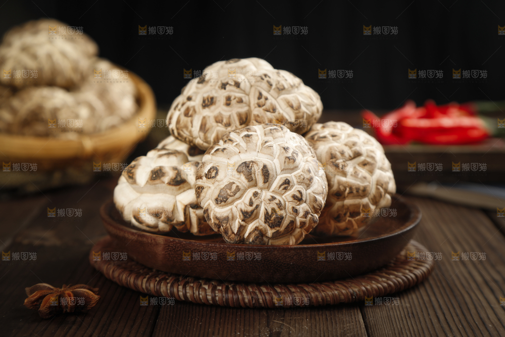 盘子里装着干花菇