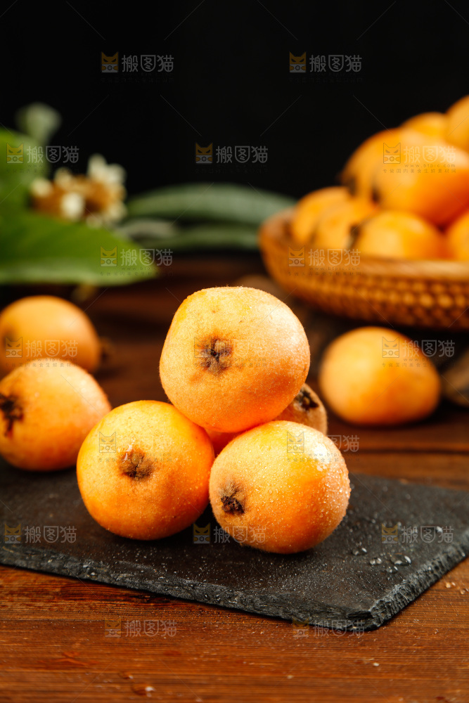 黑石板上的枇杷
