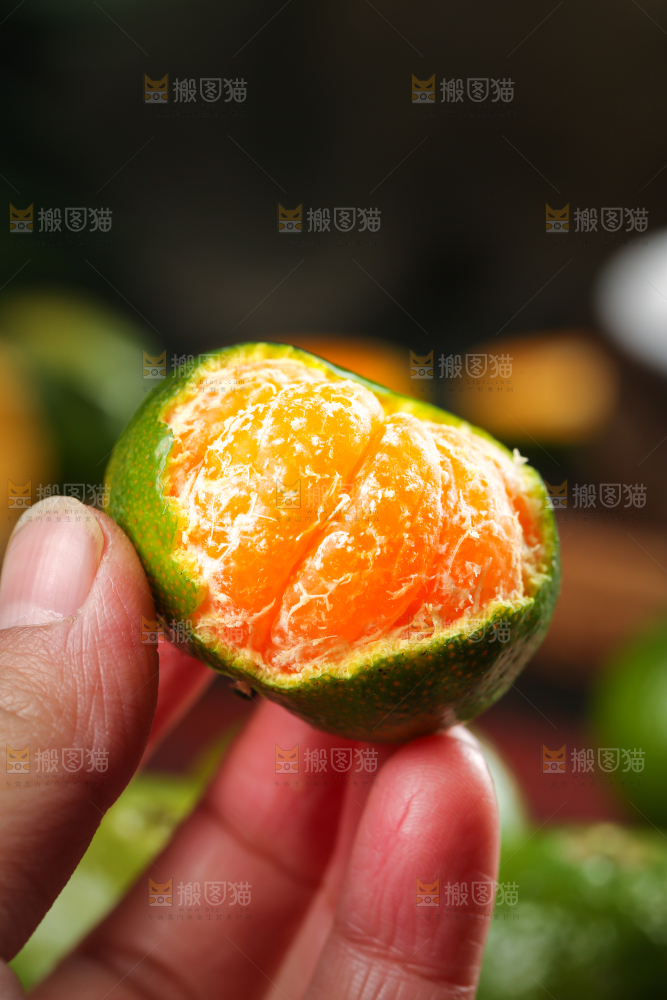 手里拿着清香蜜桔