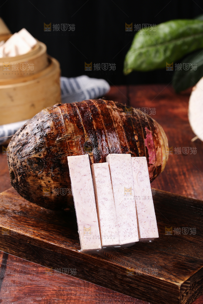 木板上放着芋头果肉
