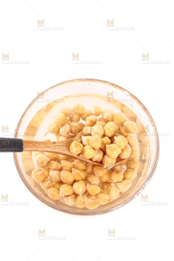白底上放着鹰嘴豆