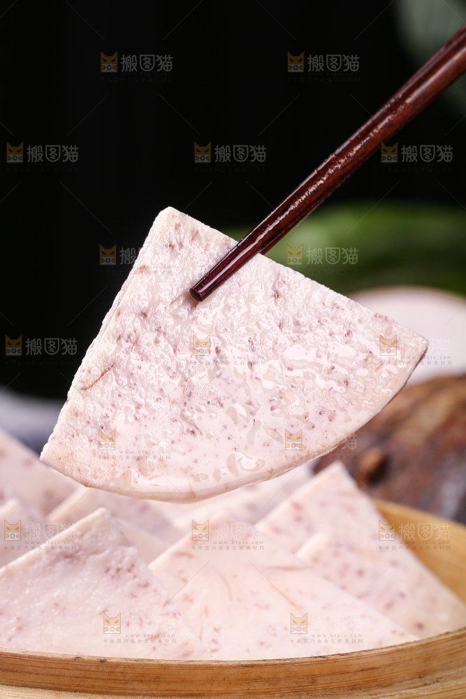 筷子上夹着芋头果肉