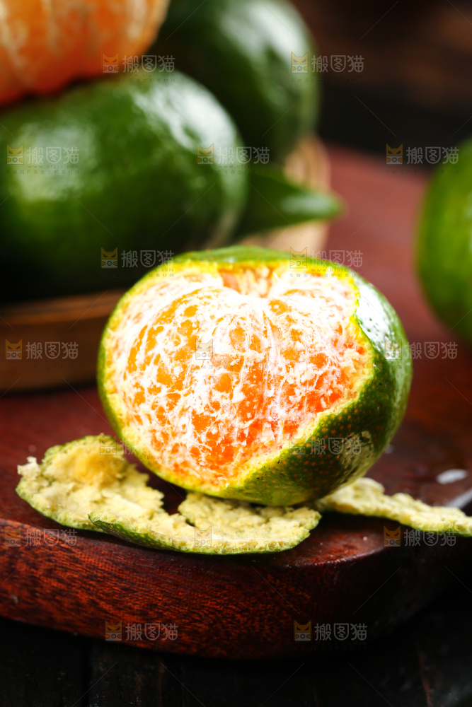 木板上放着广西清香蜜桔