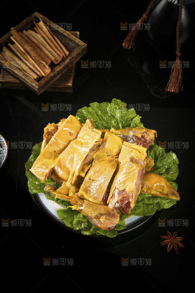 盘子里装着腊鸡
