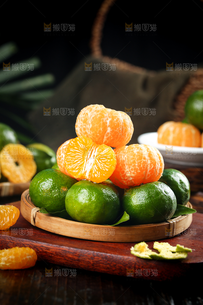 木板上放着广西清香蜜桔